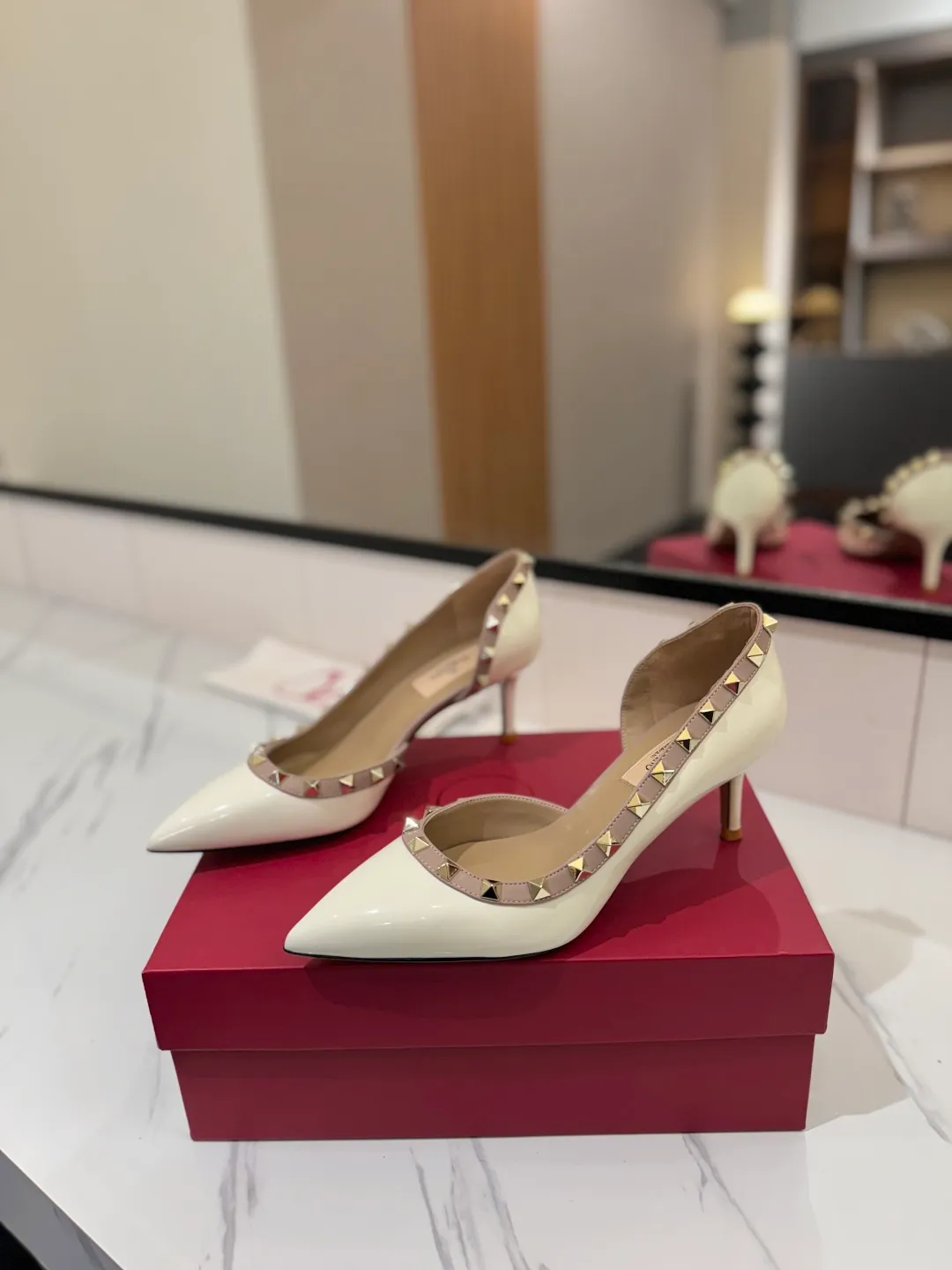 👟👟Ex-factory price 580👟👟 Valentino/Valentino rivet VT classic shoes, top replica! The side curves are perfect, the original molded custom-made rust-free rivets, and the textured hardware bring out a full sense of high-end, giving you a genuine foot feel! The first choice for high-end customers❤️ [Material] Upper: Original imported custom patent leather Lining: Original imported goatskin Outsole: Imported pearlescent leather outsole Heel height: 6.5CM Code number: 35-39 [34, 40, 41, 42 custom-made are not returnable]